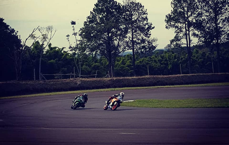 Pilotos del Superbike probaron en Oberá