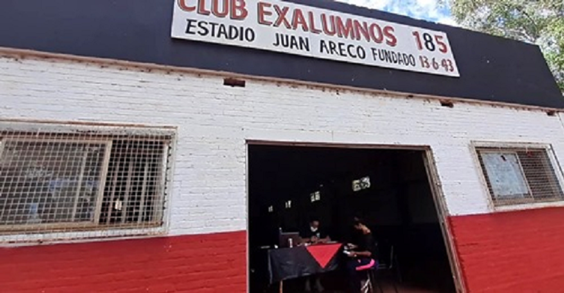 Hinchas del Exa 185 se pusieron la camiseta y trabajan por el club